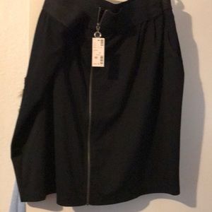 Black short skirt with two pockets. New